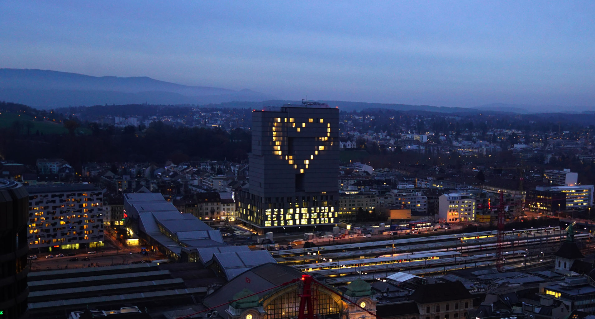 Meret Oppenheim Hochhaus schenkt den Baslerinnen und Basler ein Herz
