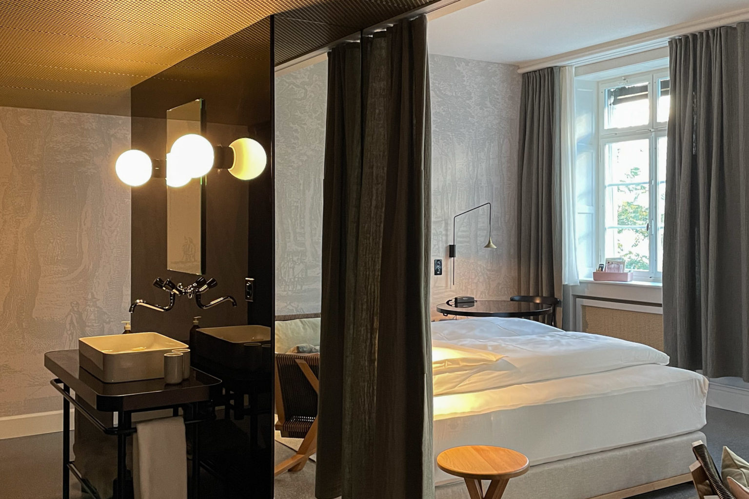 Wandsscheibe im Hotelzimmer © Céline Dietziker | Architektur Basel