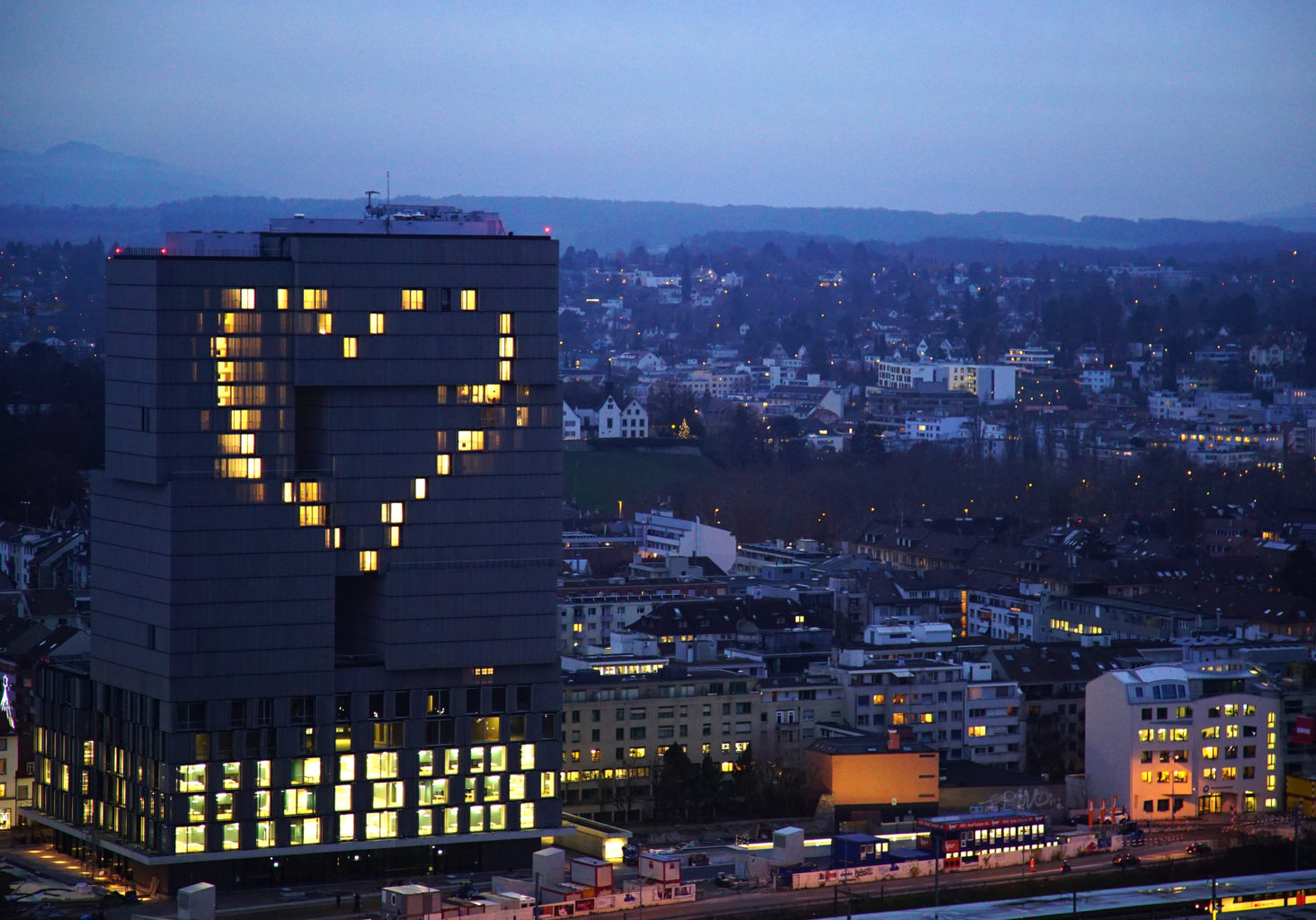 Lichtinstallation Meret Oppenheim Hochhaus