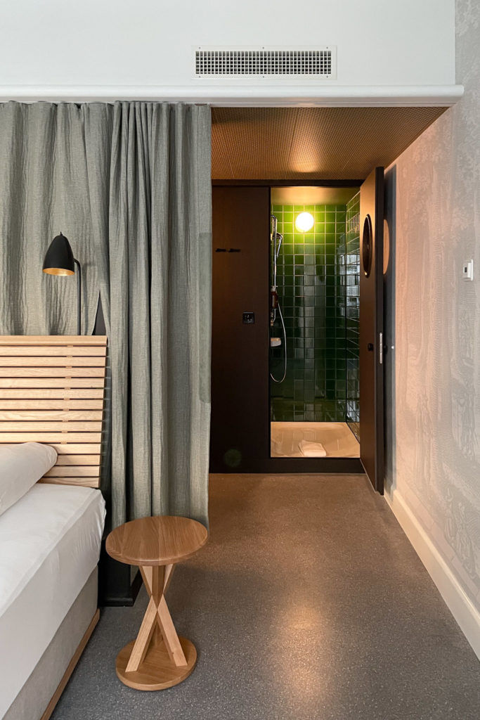 Blick vom Hotelzimmer in die Duschkabine © Céline Dietziker | Architektur Basel