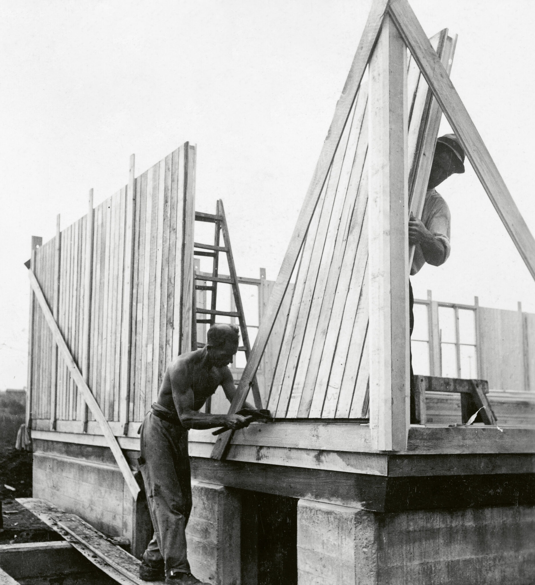 Aufbau eines Hauses in NILBO-Bauweise der Siedlung «Im Landauer» in Basel (1943– 1947, Hans Bernoulli, Mitarbeit: Karl Mayer). Foto: Hoffmann, Staatsarchiv Basel-Stadt, BSL 1045h 2-3-10 18 (Fotoarchiv Hoffmann)