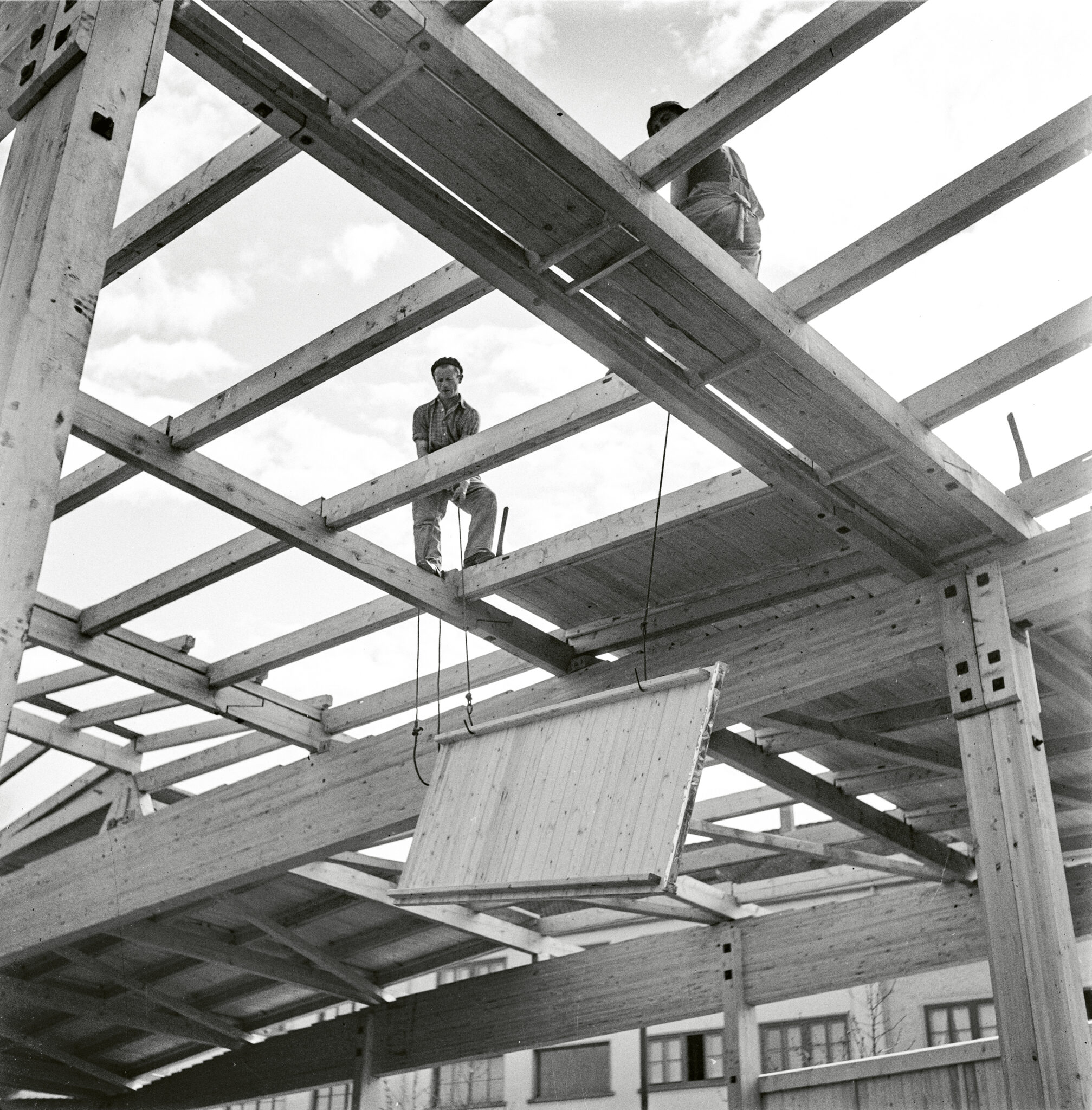 Aufbau der provisorischen Halle 9 der Schweizer Mustermesse, 1943/44. Foto: Hoffmann, StABS, BSL 1045h 2-3-10 1 (Fotoarchiv Hoffmann)
