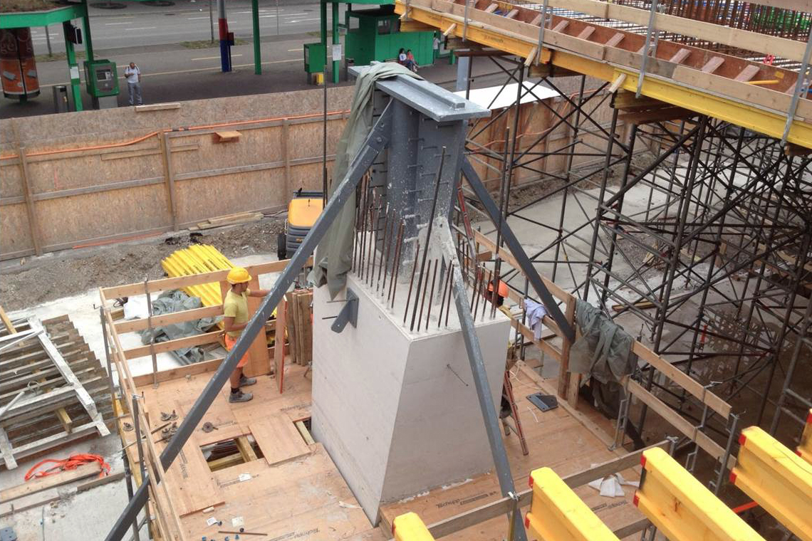 Die grosse Stahlstütze die durch den Steinblock führt © Jermann Ingenieure + Geometer AG