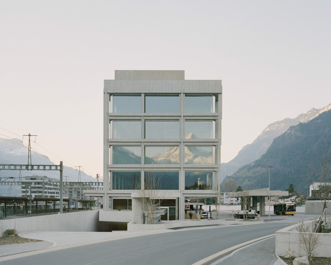 ARGE GP Buchner Bründler | Proplaning: Neubau Dienstleistungsgebäude Urner Kantonalbank UKB, Altdorf 2022. Dank dem Hängetragwerk in Beton konnten die Vorteile an Ort ausgenutzt und die Unterfahrung des Gebäudes gewährleistet werden. Foto: Rory Gardiner