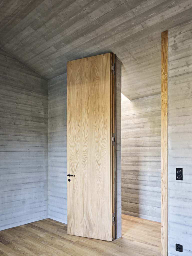 Raumhohe Zimmertüren OG, Wohnhaus W, Seltisberg © Mark Niedermann Photography
