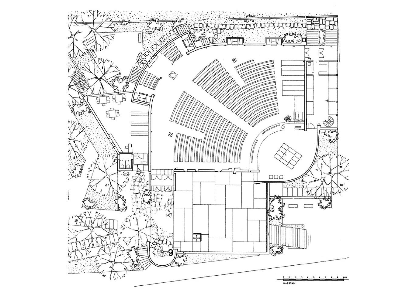 Römisch-katholische Kirche Bruder Klaus, Birsfelden, Grundriss: 1) Haupttreppe 2) erhöhter Vorplatz 3) Überdachter Eingang 4) Taufkapelle 5) Seitliche Orgel 6) Seitlicher Chor, daneben der Altar 7) Anbau: Sakristei 8) Anbei: Bibliothek 9) Turm mit