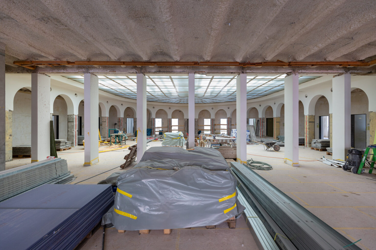Die Eingangssituation bleibt bestehen. Lediglich die Glasbausteine werden entfernt, damit sich die grosszügige Halle den Besuchenden direkt erschliesst. © Armin Schärer : Architektur Basel