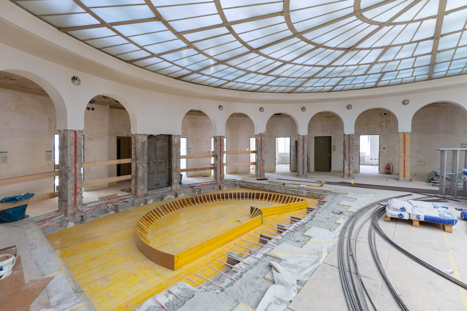 Im hinteren Teil der Halle wird eine neue Wendeltreppe in Ortbeton eingegossen. Das Oberlicht wird von unten mit einer Isolierverglasung ertüchtigt. © Armin Schärer : Architektur Basel