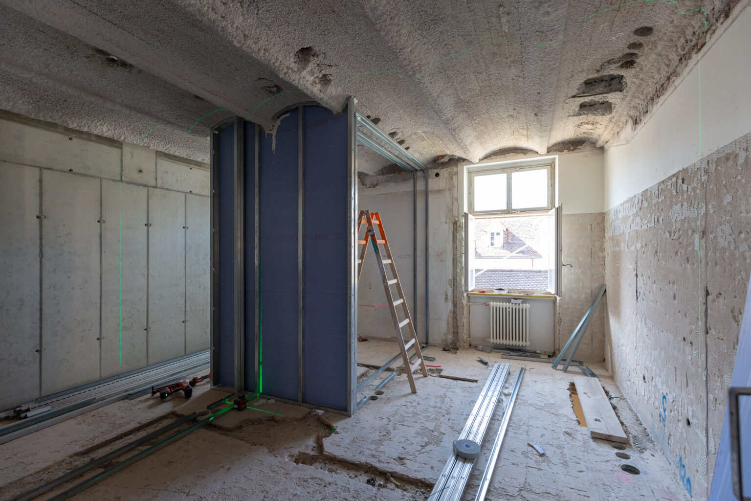 Weil die Sanitärräume in den 80er Jahren bereits saniert wurden, waren diese nicht mehr im Original erhalten und werden neu gestaltet. © Armin Schärer : Architektur Basel