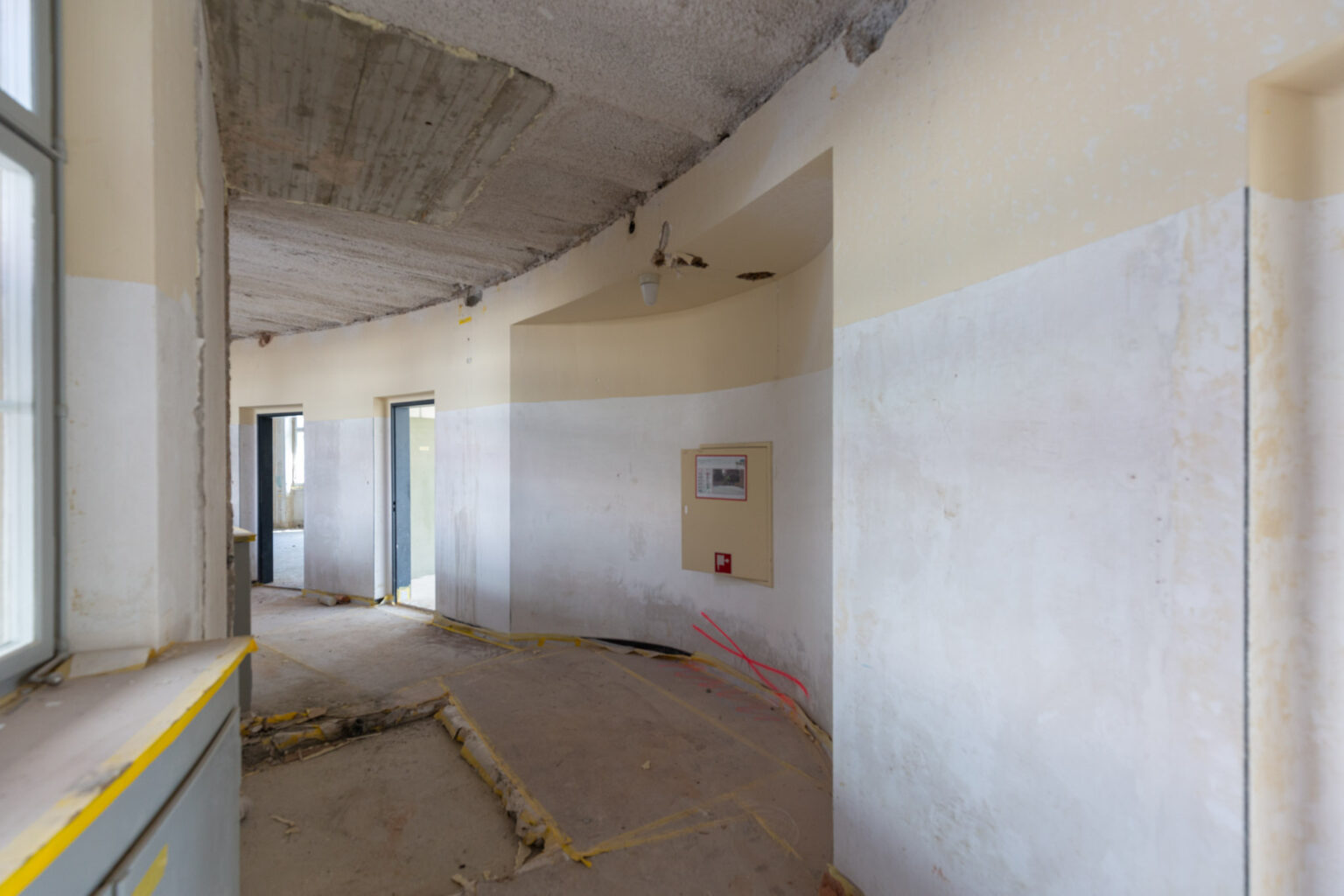 Für die überflüssig gewordene Nische gegenüber dem rückgebauten Lift entwerfen die Architekten eine Teeküche. © Armin Schärer : Architektur Basel