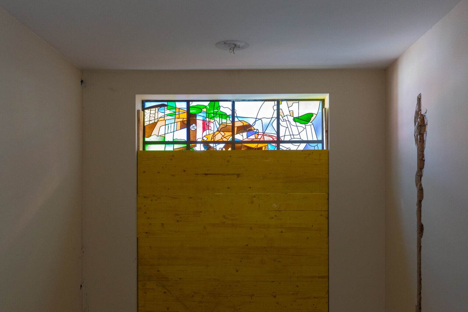 Die Glasgemälde im Treppenhaus stammen von Rudolf Maeglin (1966). Sie werden restauriert, aus denkmalpflegerischen Gründen aber nicht ertüchtigt. © Armin Schärer : Architektur Basel