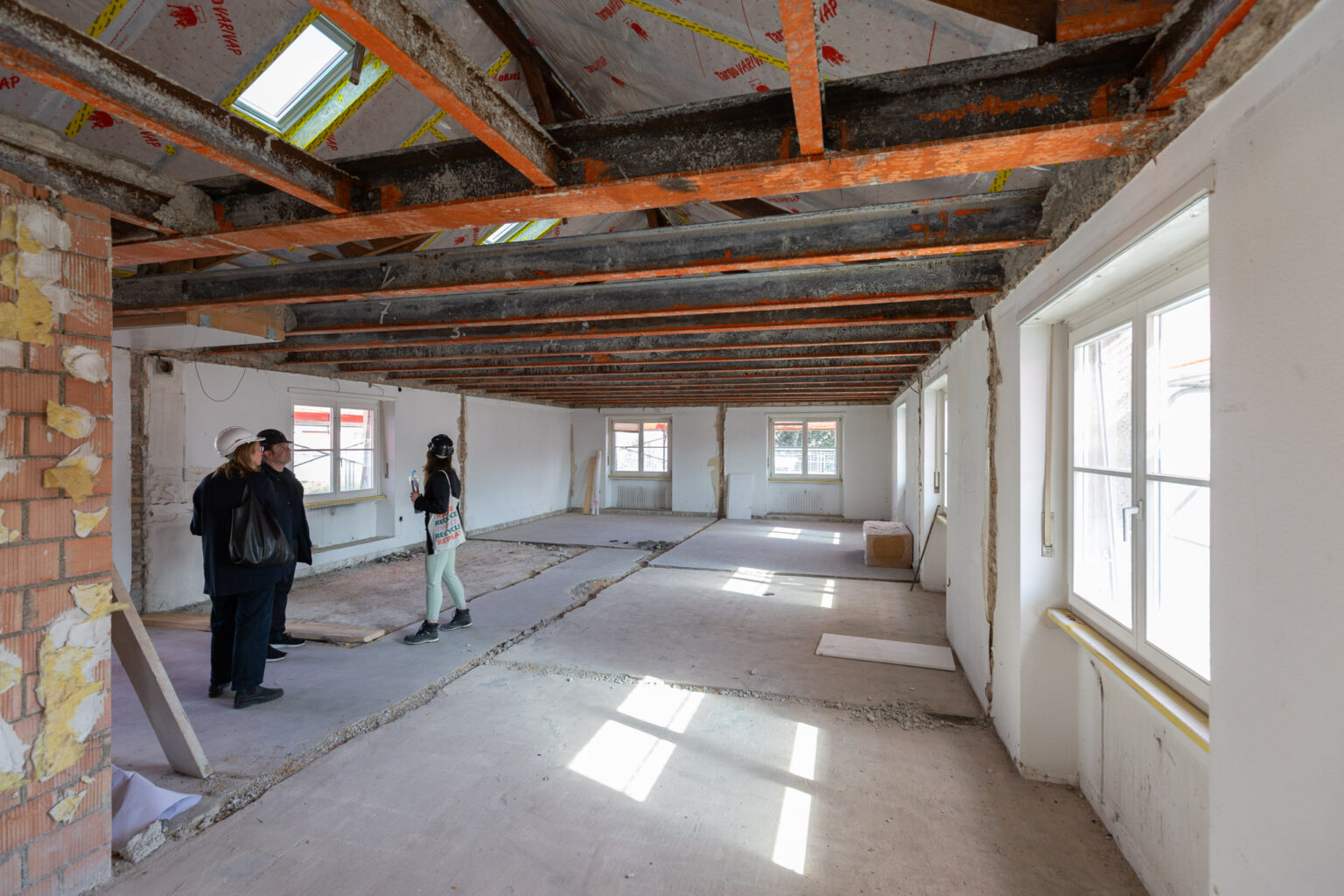 Der Grundriss der ehemaligen Abwartswohnung ist am Boden noch immer ablesbar. © Armin Schärer : Architektur Basel