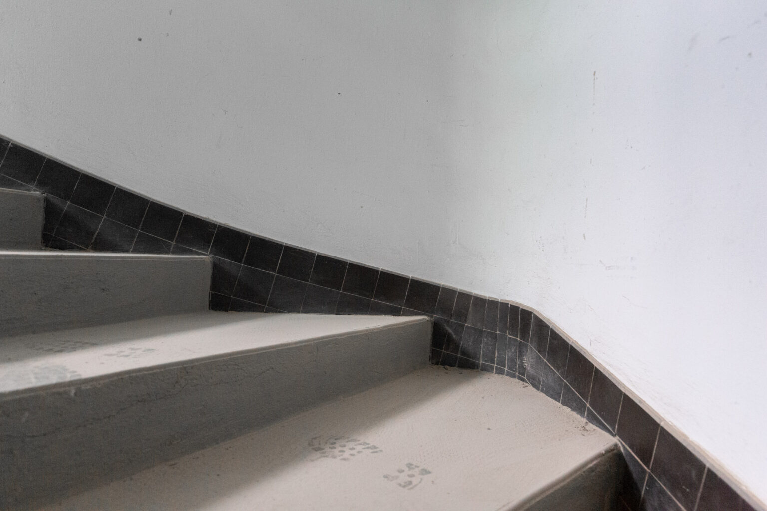 Die Plättli auf den Stufen und die Sockelabschlüsse bleiben im Original erhalten. Mehr noch: Das Gestaltungsprinzip wird adaptiert und alle Sockel werden mit keramischen Fliesen hergestellt. © Armin Schärer : Architektur Basel