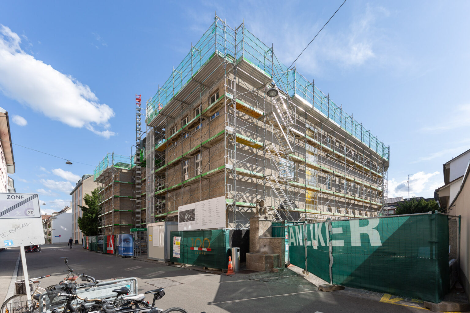Derzeit ist das Gebäude komplett eingerüstet. Die Fassade wird aber nicht verändert, der im Original erhaltene Fassadenputz lediglich gereinigt. © Armin Schärer : Architektur Basel