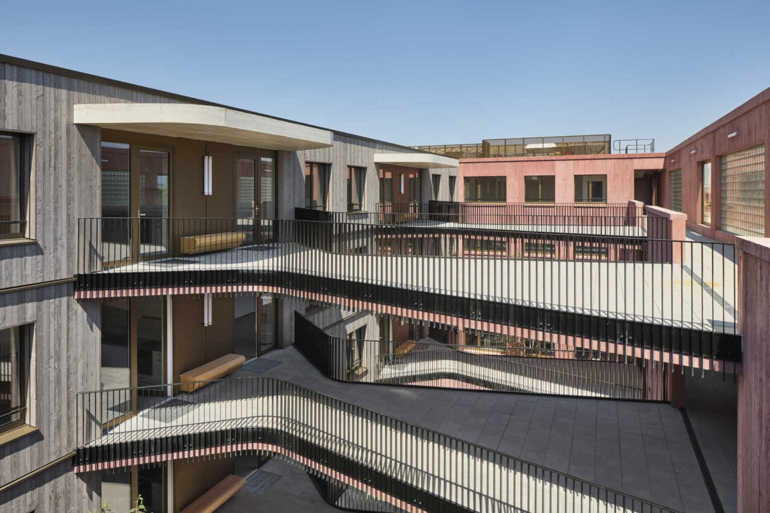 ARGE GP Galli Rudolf Architekten | Proplaning: Wohn- und Gewerbehaus Erlenmatt Ost, Basel 2017. Der viergeschossige, hofseitige Holzbau wird über Galerien erschlossen, die Wohnungen sind beidseitig belichtet. Foto: Ralph Feiner