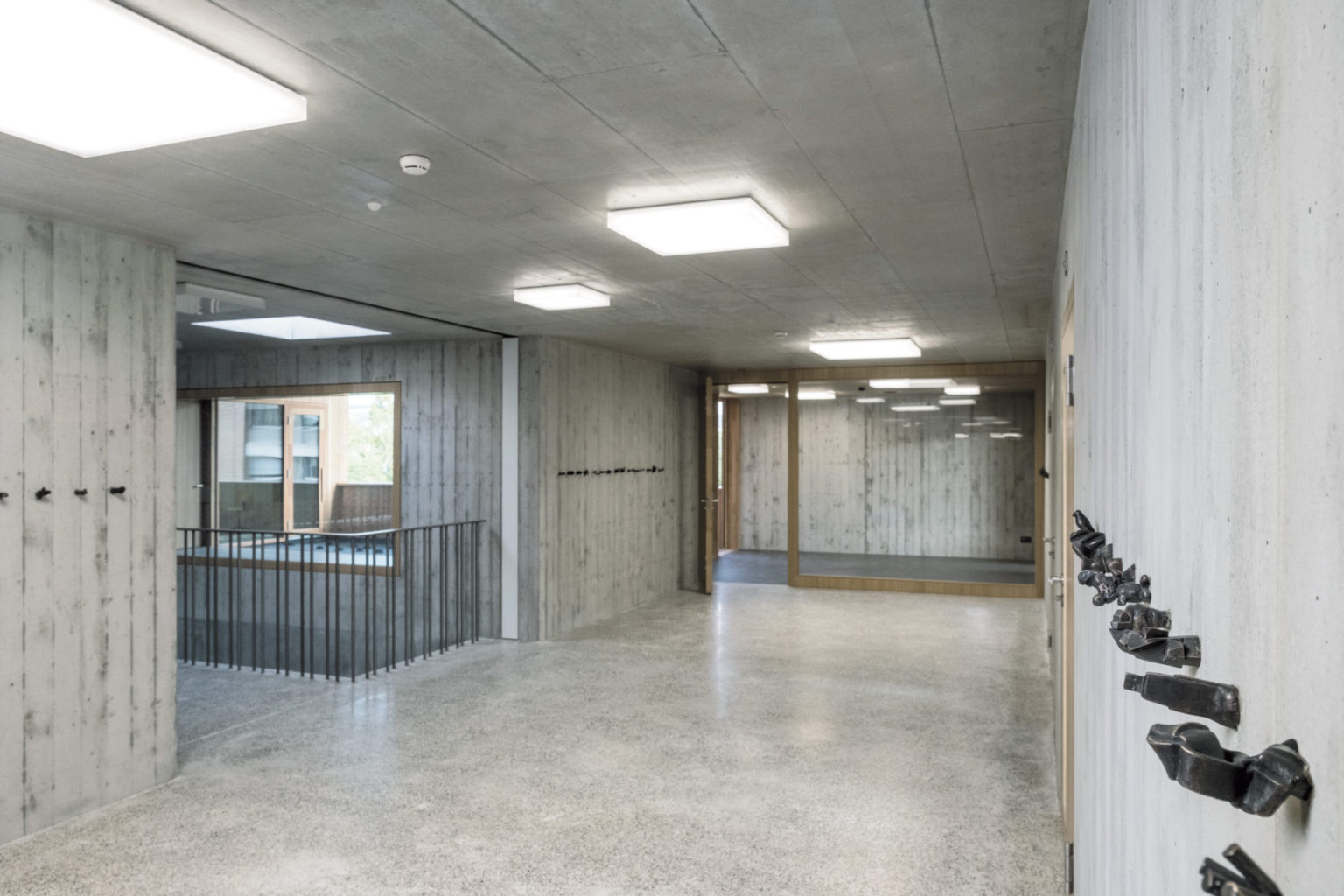 Die Kleiderhaken in den Gängen des Schulhauses | Foto: © Marcel Scheible