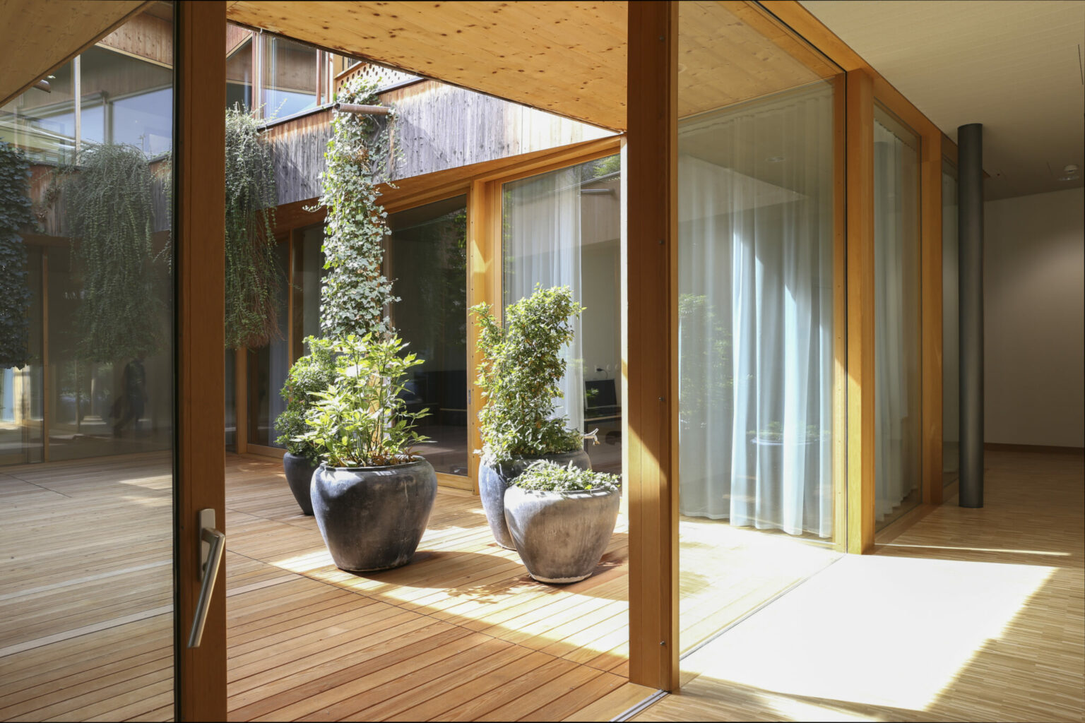 ARGE GP Herzog & de Meuron | Proplaning: Umbau und Erweiterung REHAB, Basel 2021. Dank der Neuorganisation und Verkleinerung der Innenhöfe im EG konnten zusätzliche Patienten- und Therapiezimmer generiert werden. Foto: Silvan W. Scanu