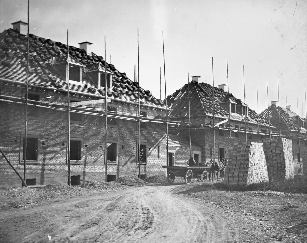 Holzgerüst und Pferdegespann: Blick auf die Baustelle im Jahre 1920 © Siedlungsgenossenschaft Freidorf