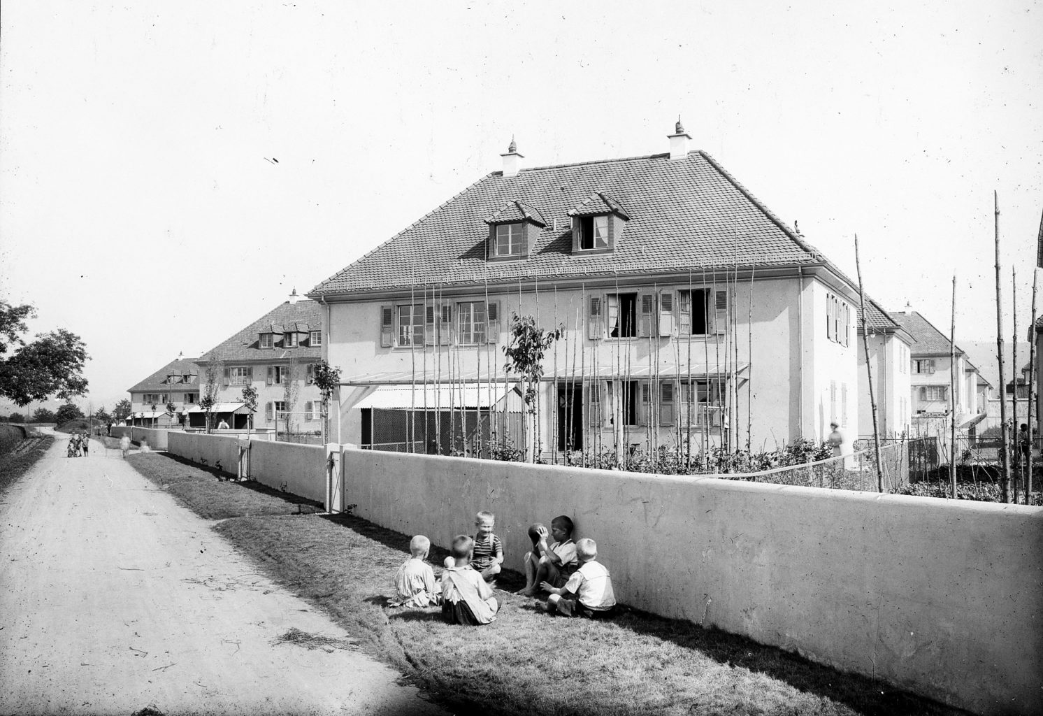 Die Begrenzungsmauer des Freidorfs als Versteck und Schattenspender © Siedlungsgenossenschaft Freidorf