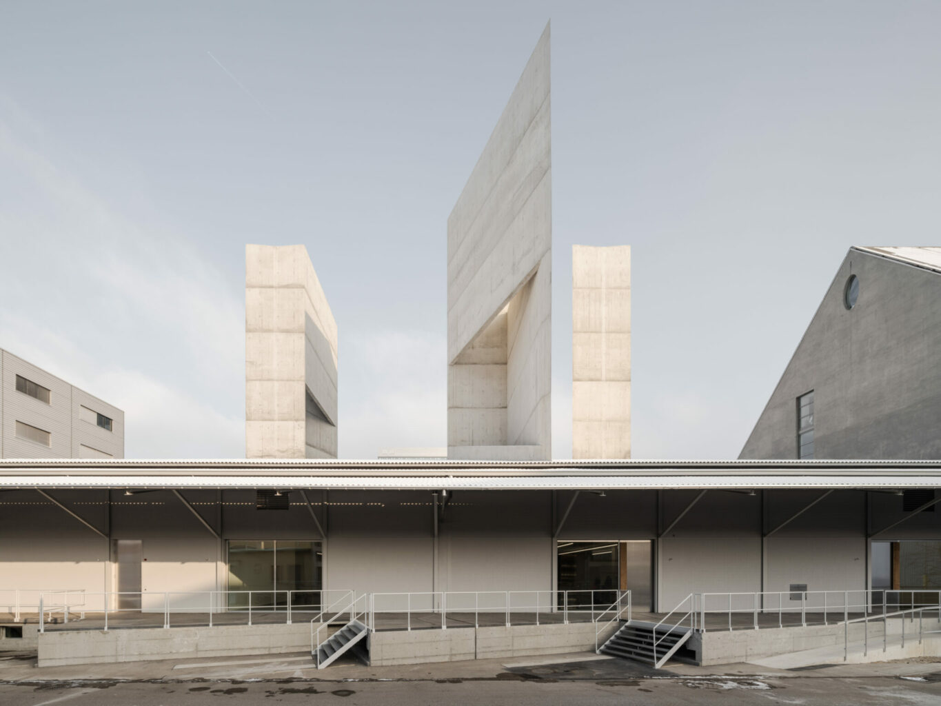 ARGE GP Buchner Bründler | Proplaning: Umbau und Erweiterung Kunsthaus Baselland, Münchenstein 2024. Drei monumentale Dreieckstürme dienen als Lichtbringer für die beiden Ausstellungsebenen und orientieren sich mit ihrer Dimension und Gestalt am