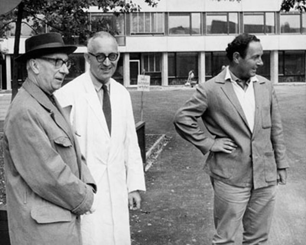 Hans Arp (links), Emil Ruder und Armin Hofmann (rechts) beim Giessen der Betonstele von Arp, 1961. © Fotografie [s. d.], 1961, [https://www.pinterest.ch/pin/563935184560140694/] (1)