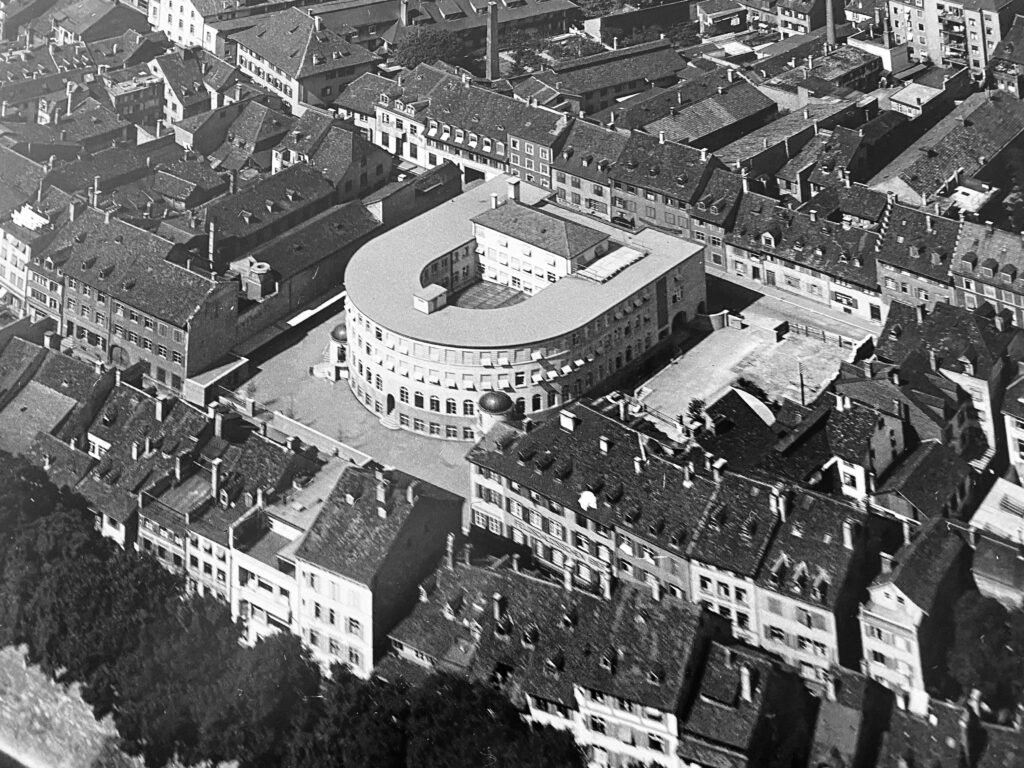 Auf dem Luftbild wird deutlich, welchen Fremdkörper das neue Gebäude des Arbeitsamtes im historischen Kontext der Altstadt darstellt. © Quelle unbekannt