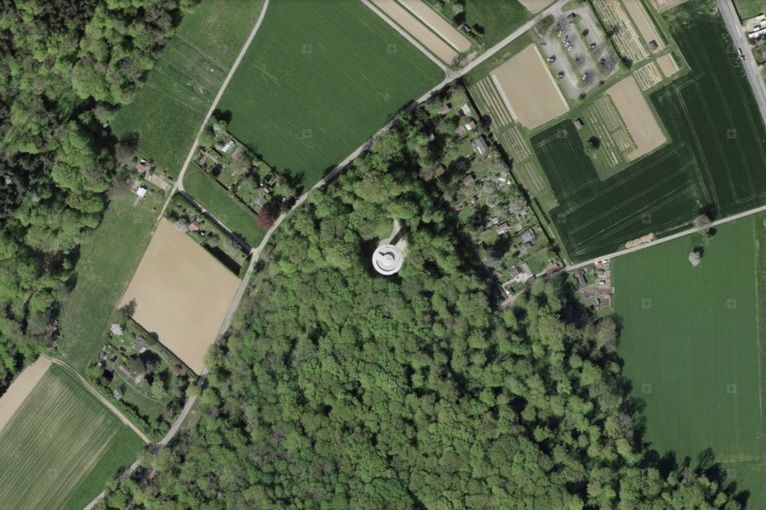Inmitten von Bäumen überragt der Wasserturm in Allschwil die Kronen, Grundlagen: © Bundesamt für Landestopografie swisstopo