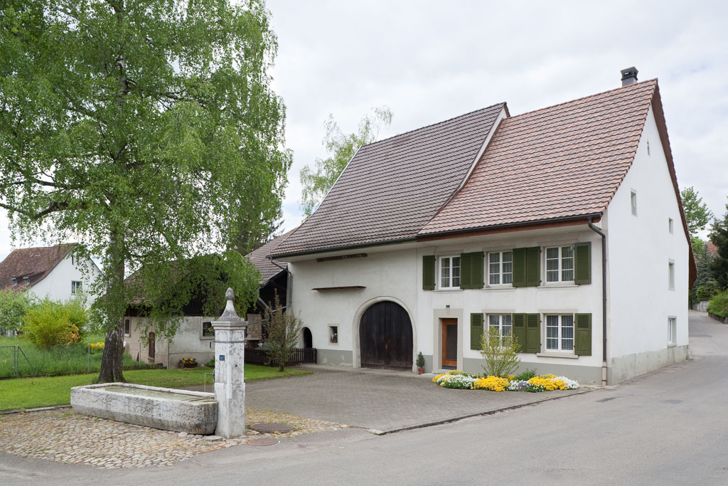 Klassische Anordnung   – sogar mit Brunnen, 1830, Hauptstrasse 44+44a, Arisdorf © Börje Müller Fotografie
