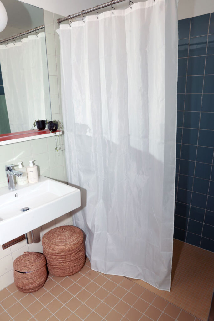 Gedeckte Farben werten das sonst funktionale Badezimmer auf.