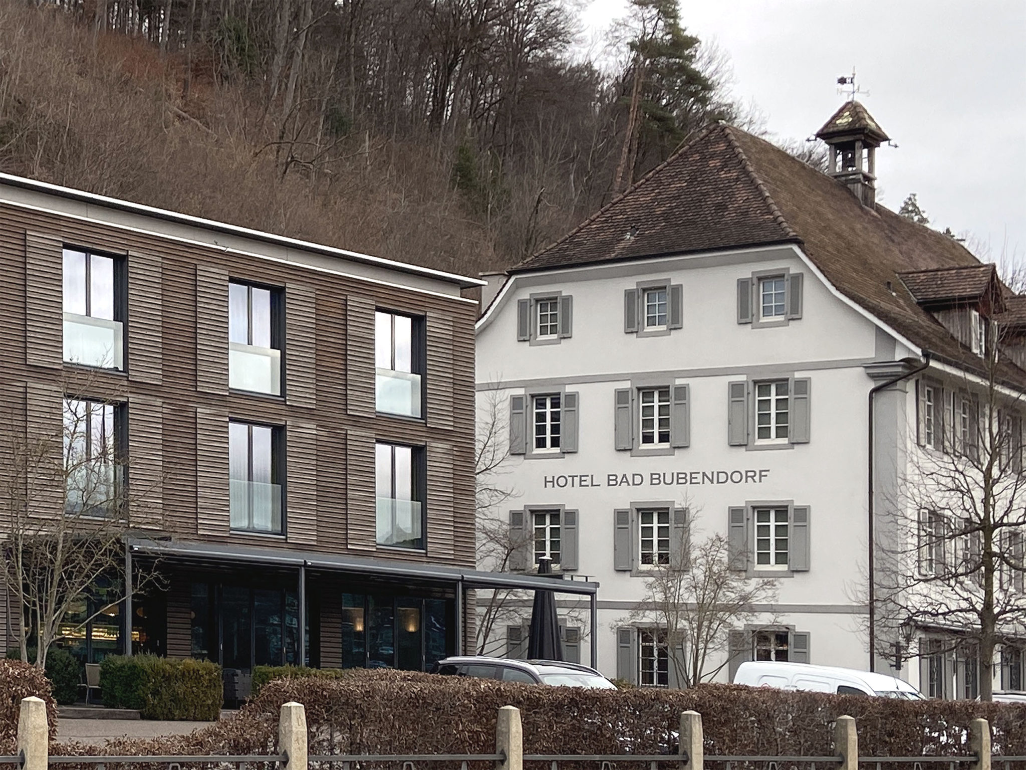 Schiebeläden und grosse Verglasungen versus klassizistische Fassade, Bad Bubendorf © Simon Heiniger / Architektur Basel