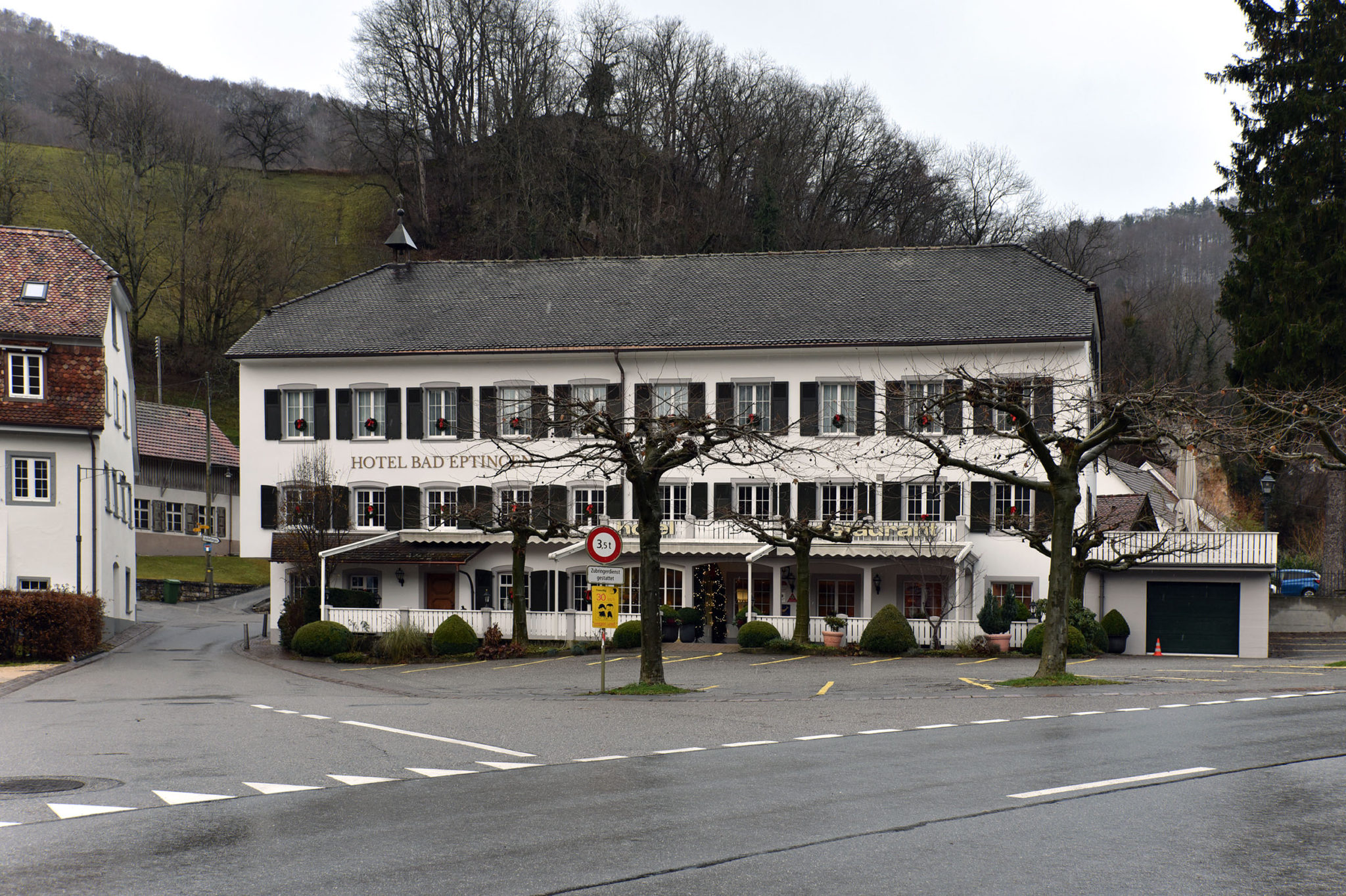 links: Stichbogenfenster (1786), rechts: Rechteckfenster (1827), davor die Veranda (1910) © Simon Heiniger / Architektur Basel