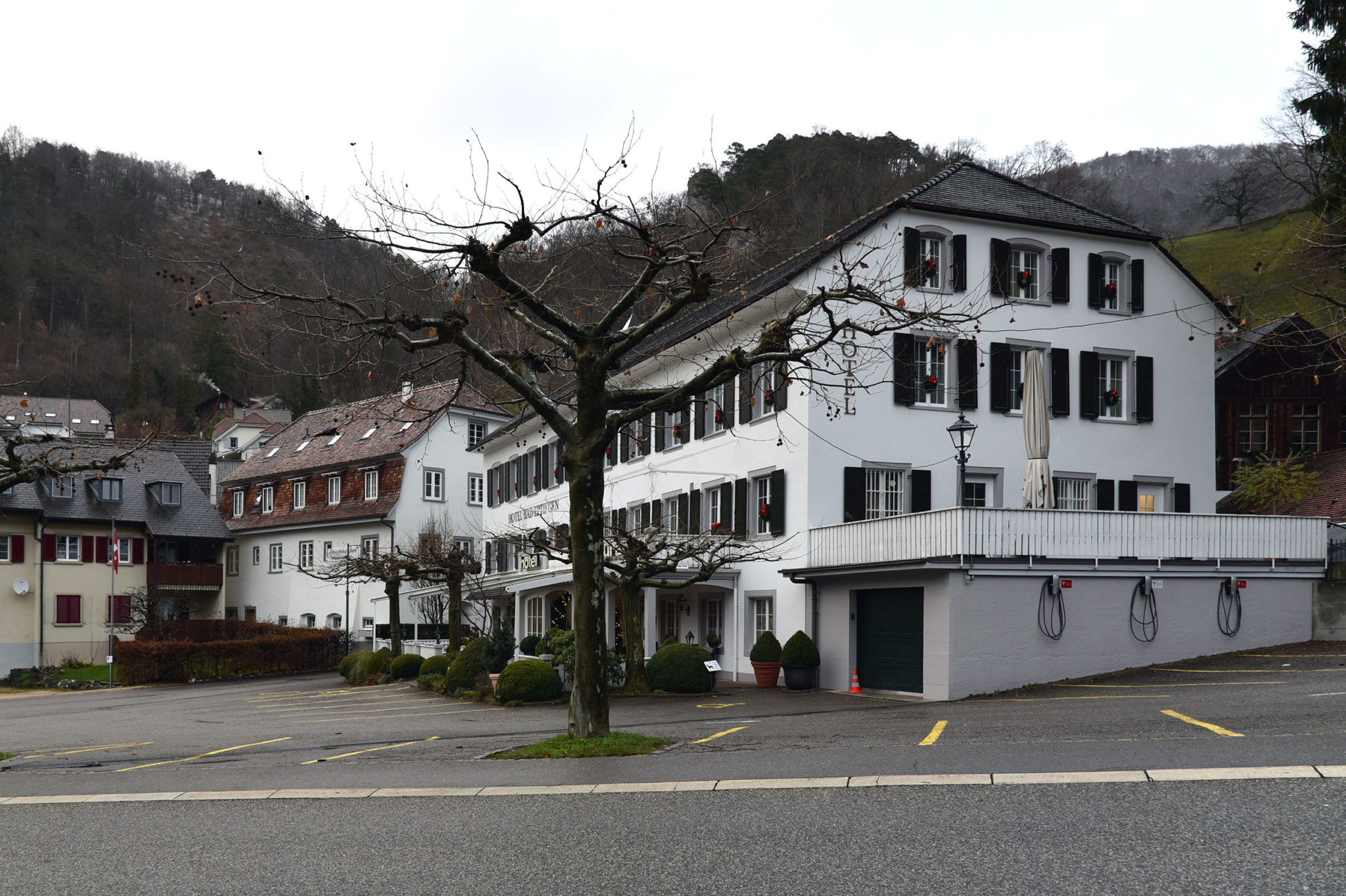 Die Hauptstrasse führt direkt am Hotel Bad Eptingen vorbei © Simon Heiniger / Architektur Basel