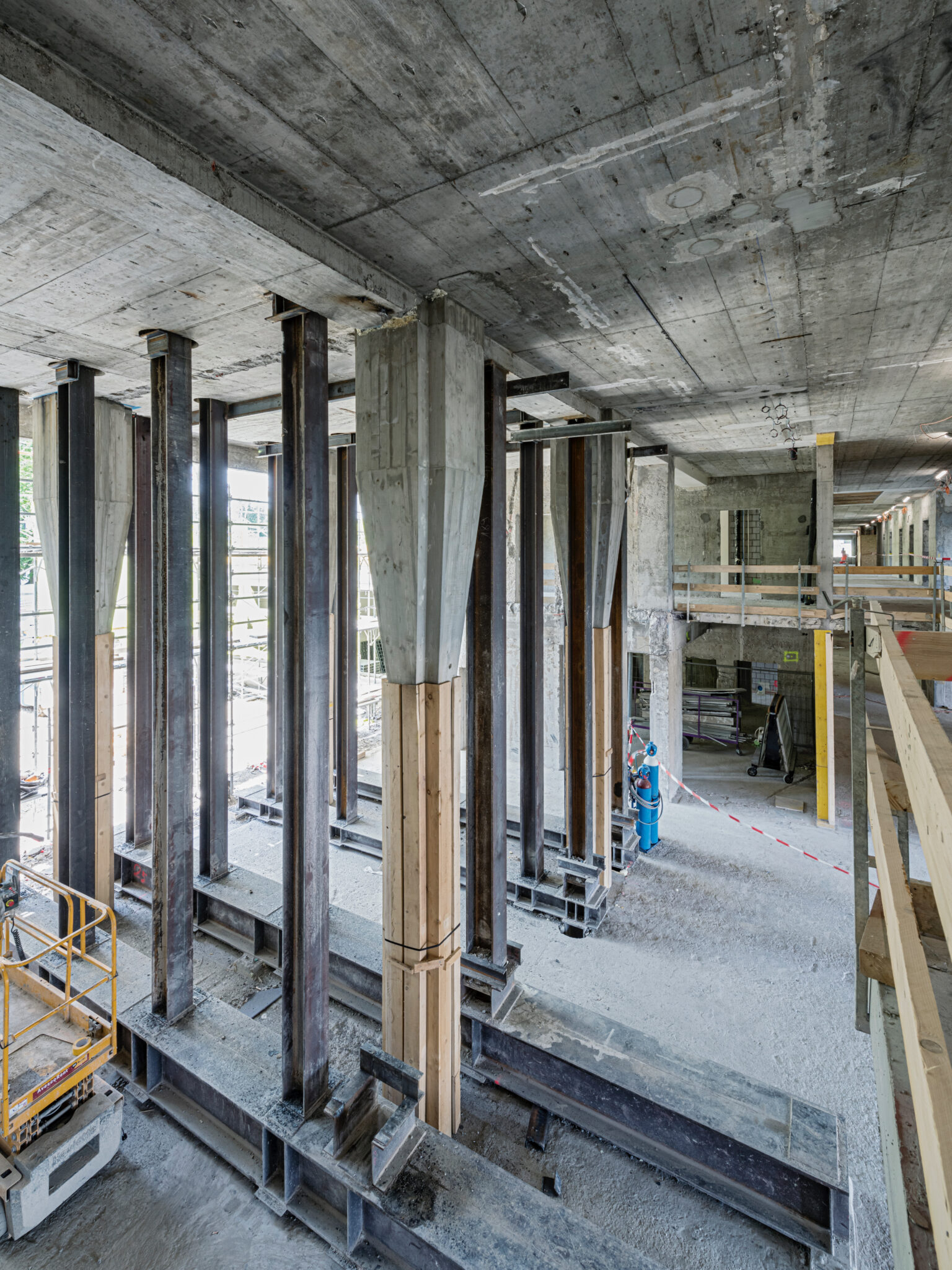 Der stärkste Eingriff in die Bausubstanz - Die Verdopplung der Geschossigkeit der Eingangshalle © Kathrin Schulthess