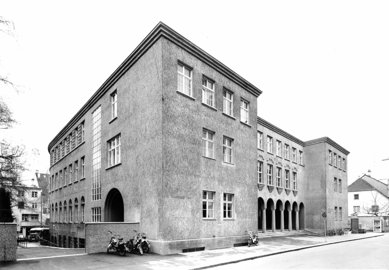 Die Frontfassade des Kantonalen Arbeitsamtes, 1983 © Niggi Bräuning