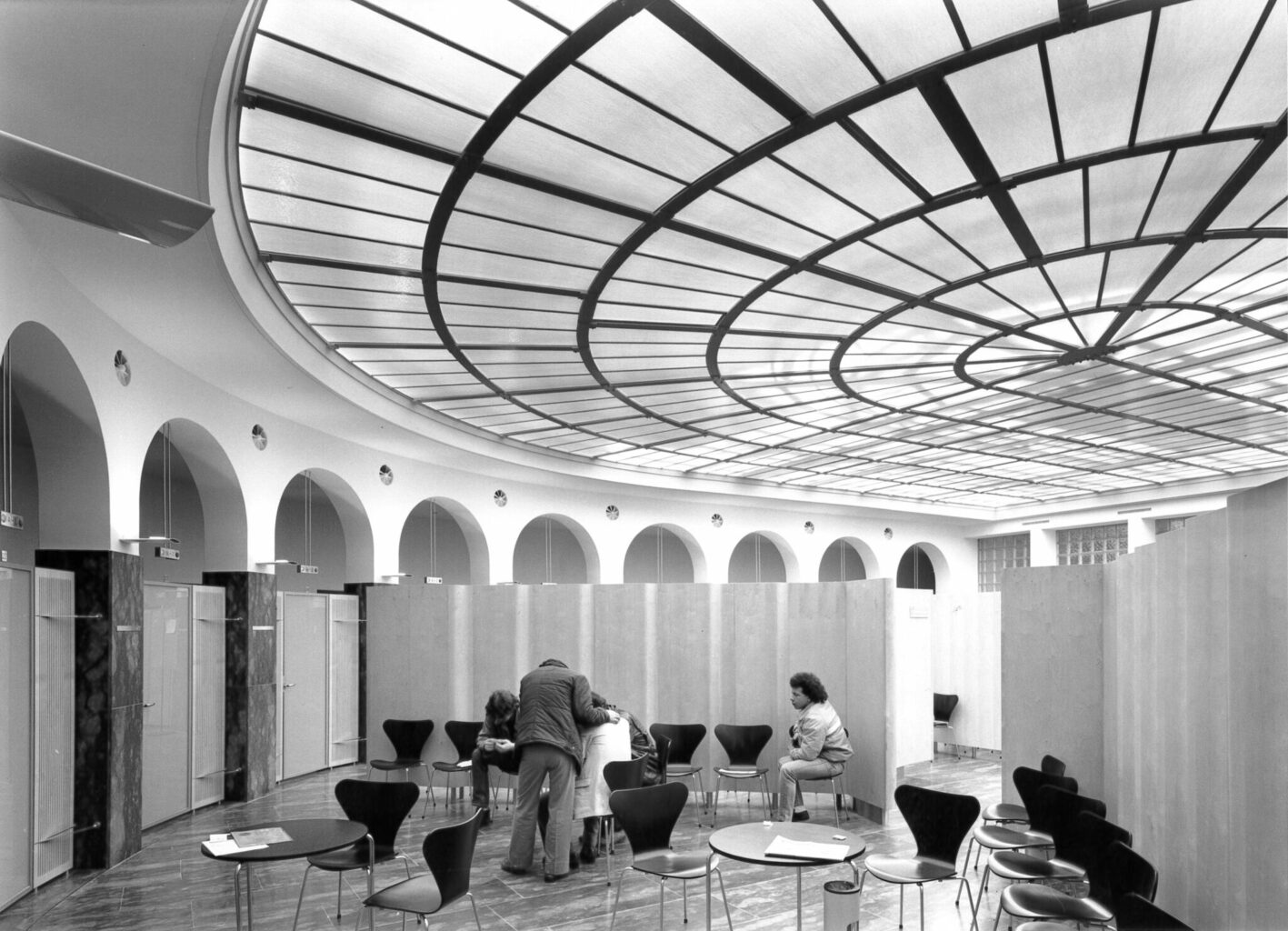 Die Wartehalle nach dem Umbau, 1983/84 © Niggi Bräuning