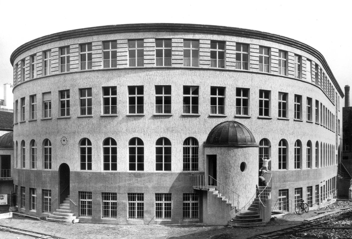Die Rückfassade des Kantonalen Arbeitsamtes, 1983 © Niggi Bräuning