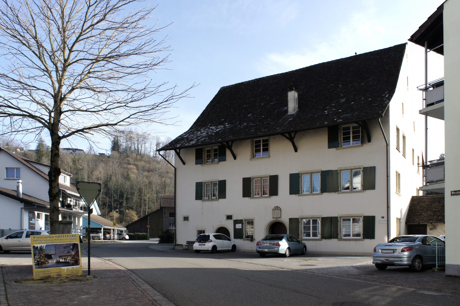 Neuhaus, Vorderseite mit Eingangsportal, Hölstein © Architektur Basel