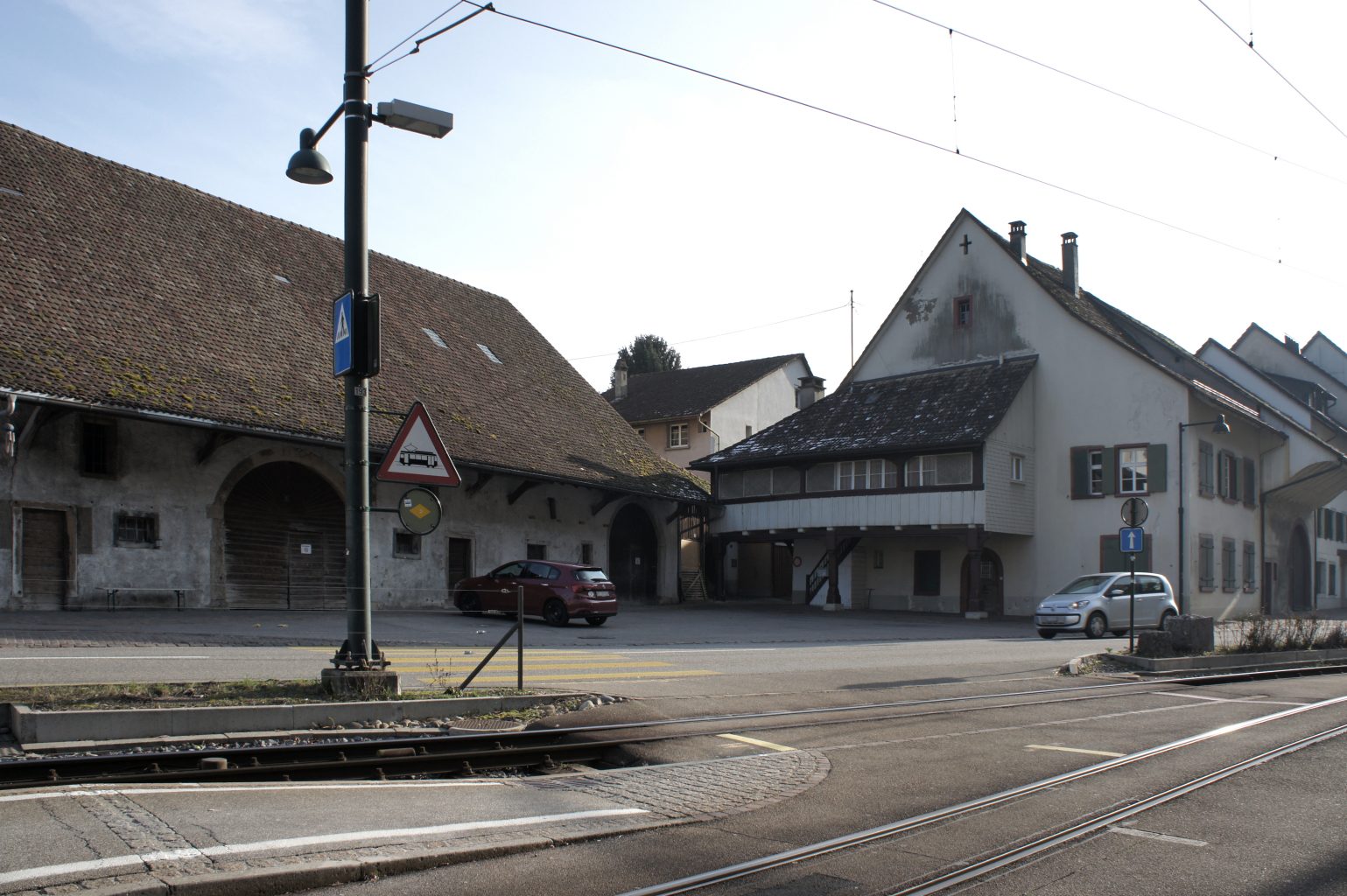 Zehntenscheue und Bauernhaus bilden einen grossen Vorplatz, Hölstein © Architektur Basel