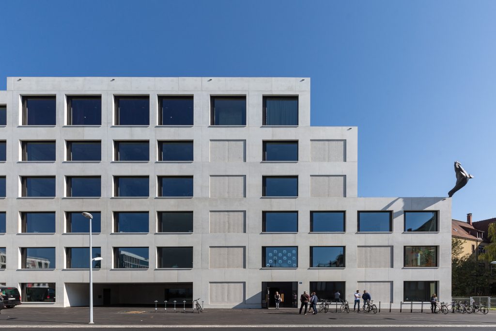 Primarschule Erlenmatt mit Kunst und Bau „Seelöwe“ von Urs Cavelti (Foto: A. Schärer)