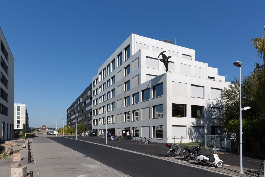 Primarschule Erlenmatt mit Kunst und Bau „Seelöwe“ von Urs Cavelti (Foto: A. Schärer)