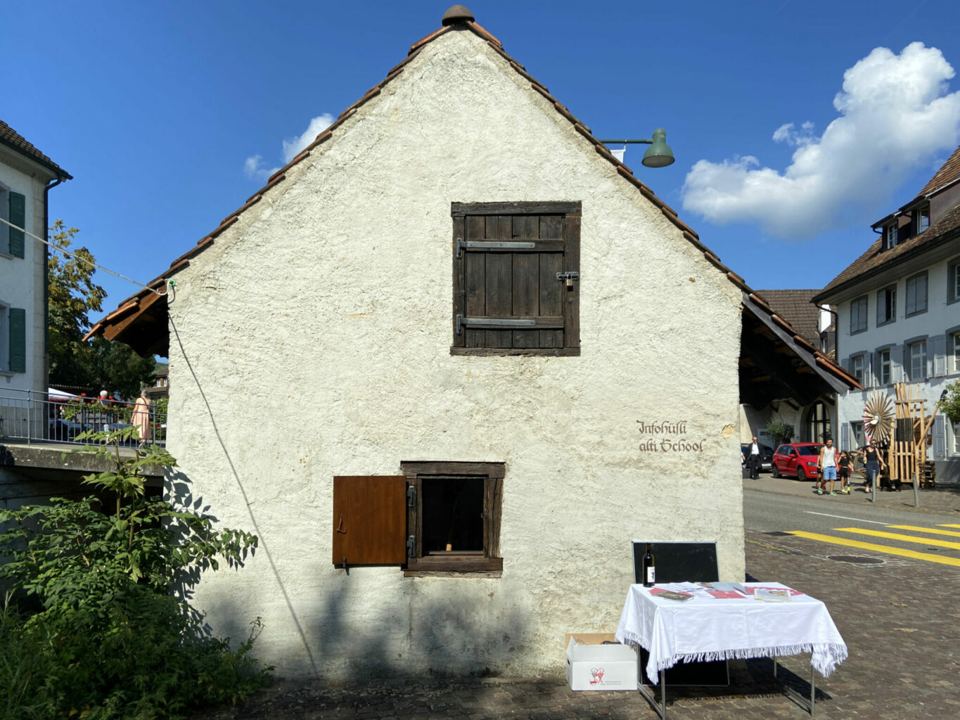Lange diente die «alti School» in Ziefen als Abstellkammer. Nun dient das ehemalige Schlachthäuschen als Infohüsli und Bibliothek © Simon Heiniger / Architektur Basel