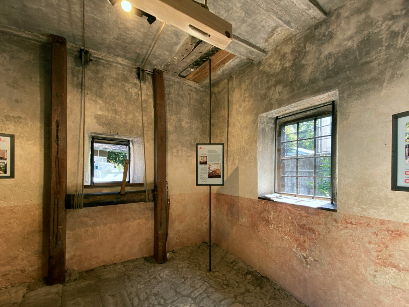 Der Sockelbereich dürfte nicht ohne Grund rot gestrichen worden sein... © Simon Heiniger / Architektur Basel