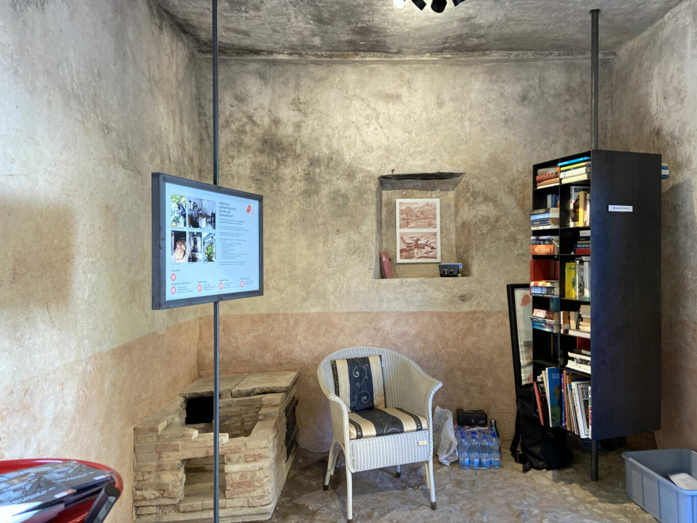 Der Verein «4417» informiert im ehemaligen Schlachthäuschen – und Bücher zum Verleihen gibts auch © Simon Heiniger / Architektur Basel