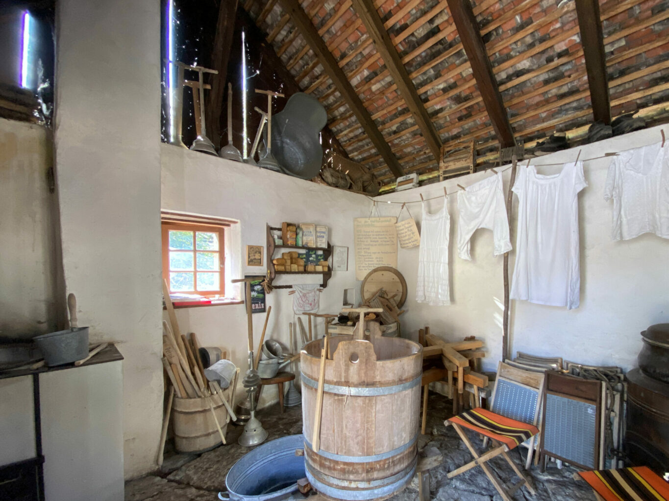 Das Buuchhüsli ist noch eingerichtet wie anno dazumal. An den Wänden jede Menge historische Waschutensilien © Simon Heiniger / Architektur Basel