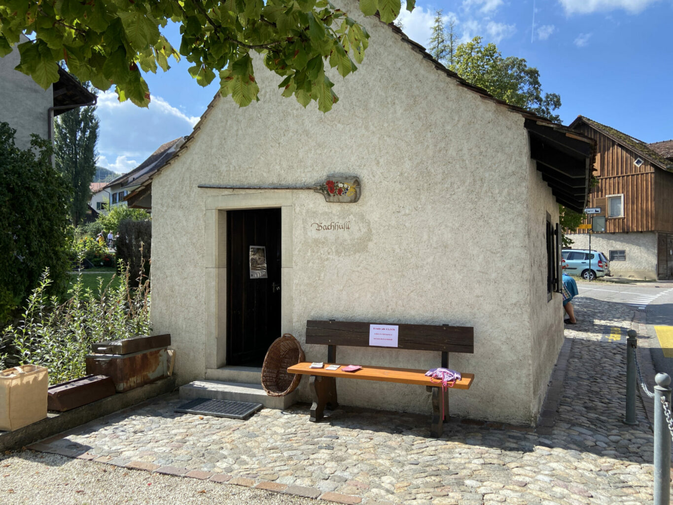 Das Bachhüsli diente früher auch als Buuchhüsli, bekam aber später einen Ofen eingebaut. Als wir da waren wurde eben der Boden geschrubbt; sauber muss es sein – schliesslich wird hier noch heute regelmässig Brot gebacken © Simon Heiniger / Architektur Basel