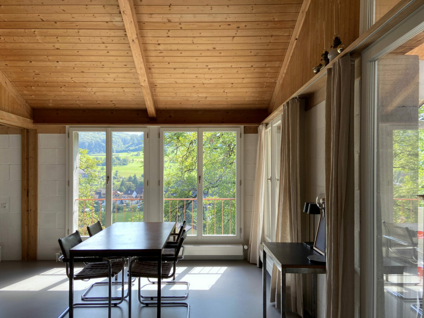 Die Aussenwände von Michael Alders erstem Haus bestehen lediglich aus unverputzten, gestrichenen Hohlsteinen – einfach, simpel und günstig © Simon Heiniger / Architektur Basel