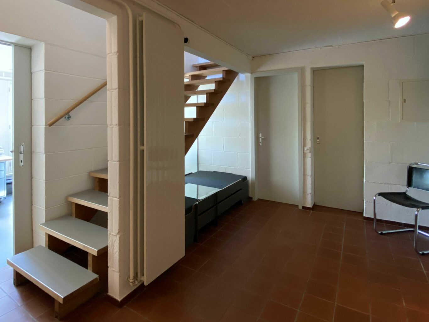 Michael Alder wählte eine Konstruktion aus Hohlsteinen und Hourdisdecken. Der Eingangsbereich wird über ein Innenfenster belichtet © Simon Heiniger / Architektur Basel