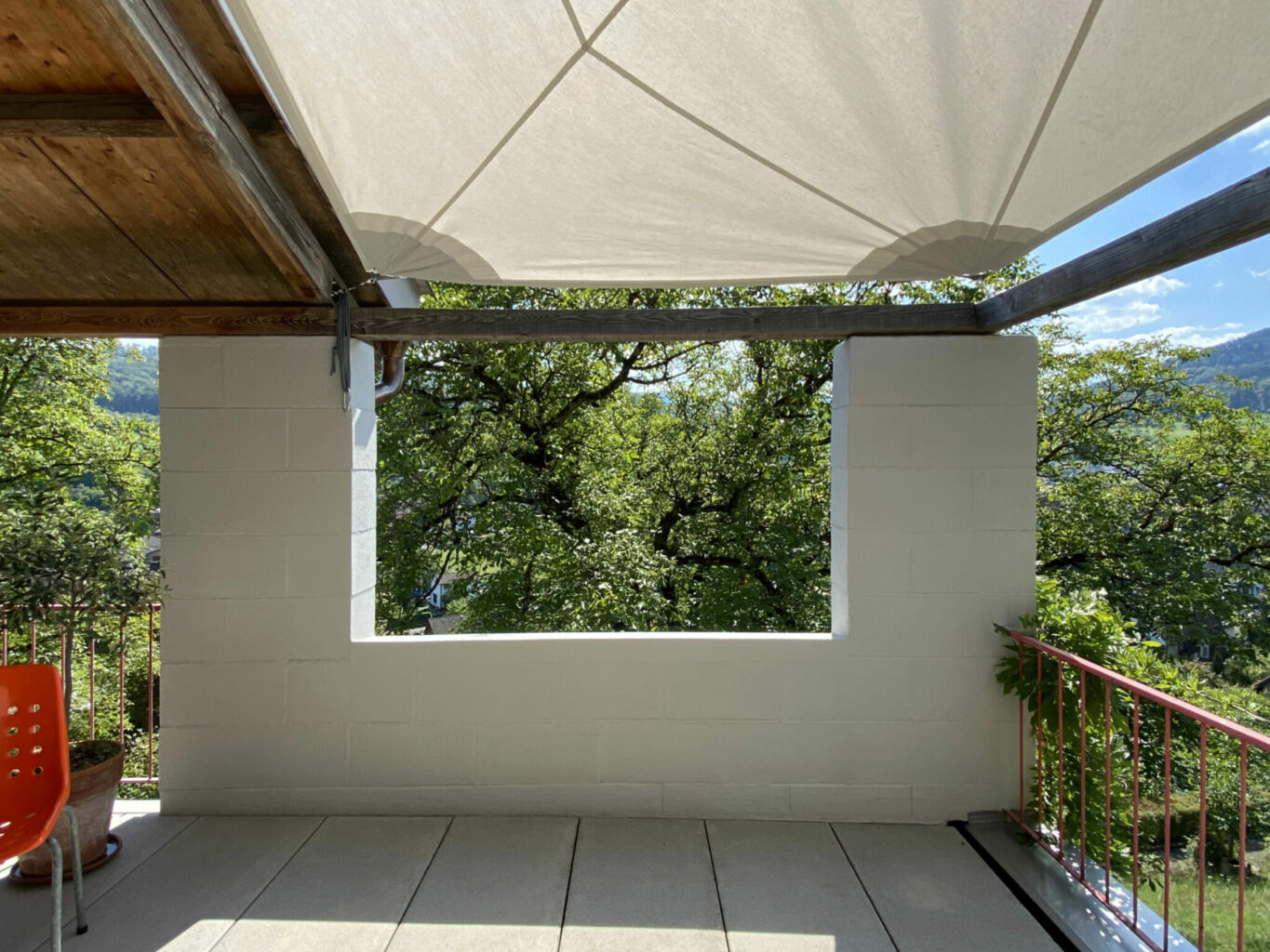 Die Umgebung war in Michael Alders Verständnis immer Teil des Gebäudes. Der Blick von der gefassten Dachterrasse in die nahen Baumkronen und über Ziefen © Simon Heiniger / Architektur Basel