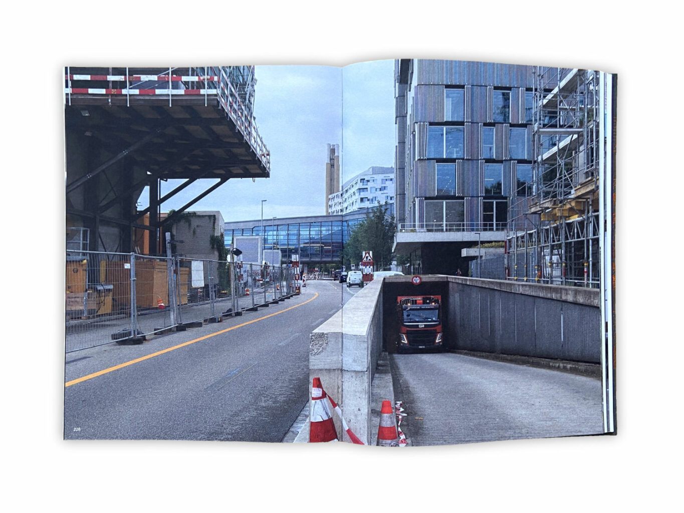 Anliefern und Entsorgen – zwei Vorgänge, die im Alltag meist unsichtbar sind. Aber dennoch benötigen sie entsprechende Infrastruktur