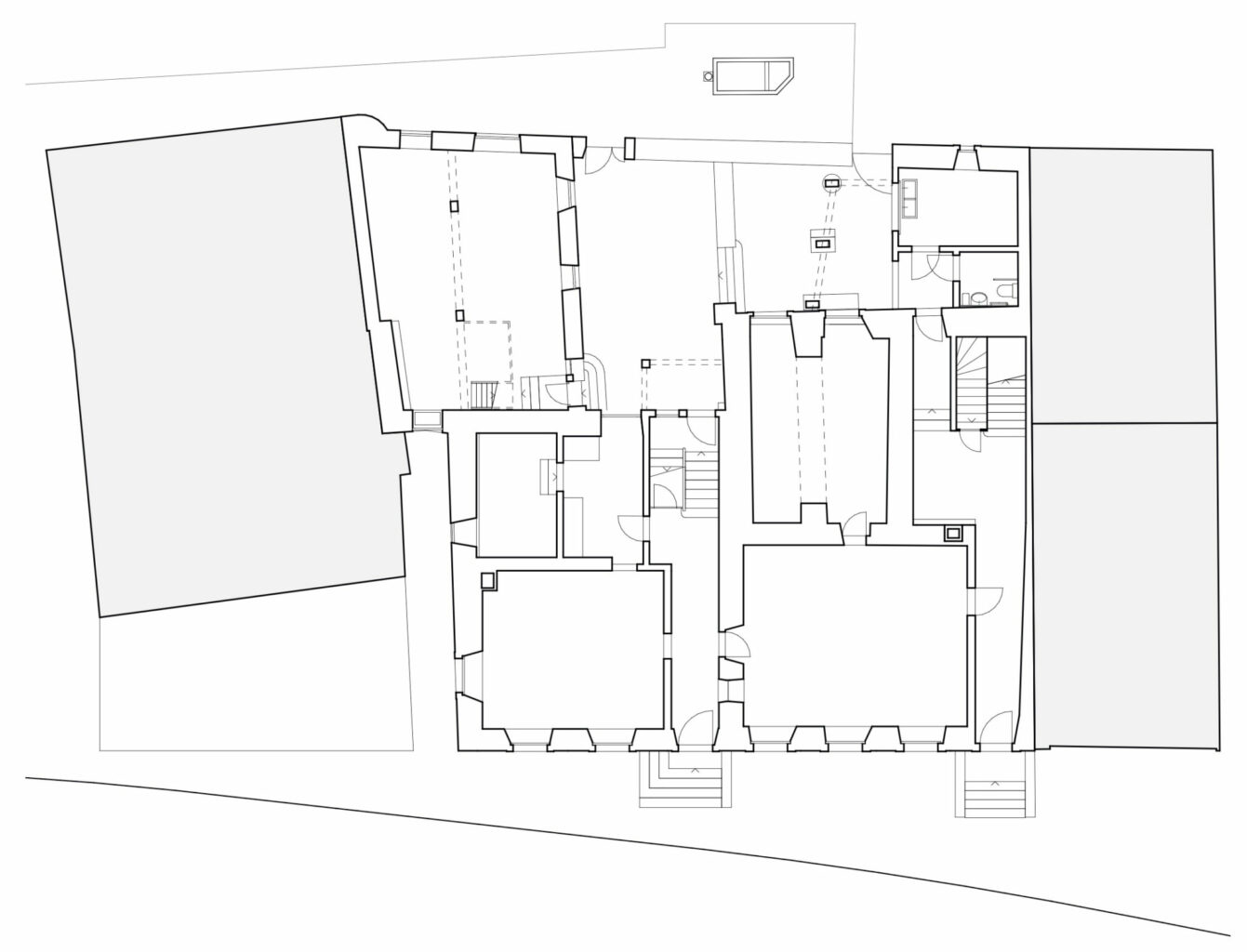 Grundriss Erdgeschoss. Beide Gänge führen in den Hof. Zwei Durchgänge verbinden den Hof mit dem rückwärtigen Adelberg. Bis auf einen Technikraum wird das Erdgeschoss durch den Kulturraum Waldenburg bespielt © Salathé Architekten